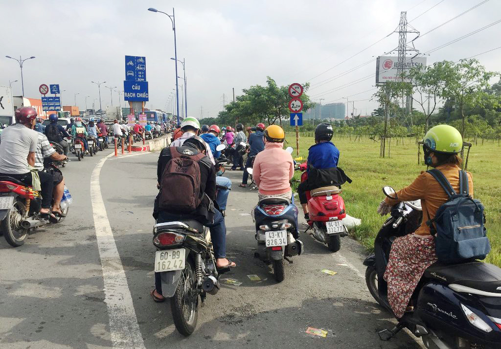 Ngập nước kẹt xe bủa vây, người Sài Gòn như hóa điên vì “chôn chân” trên đường - 18