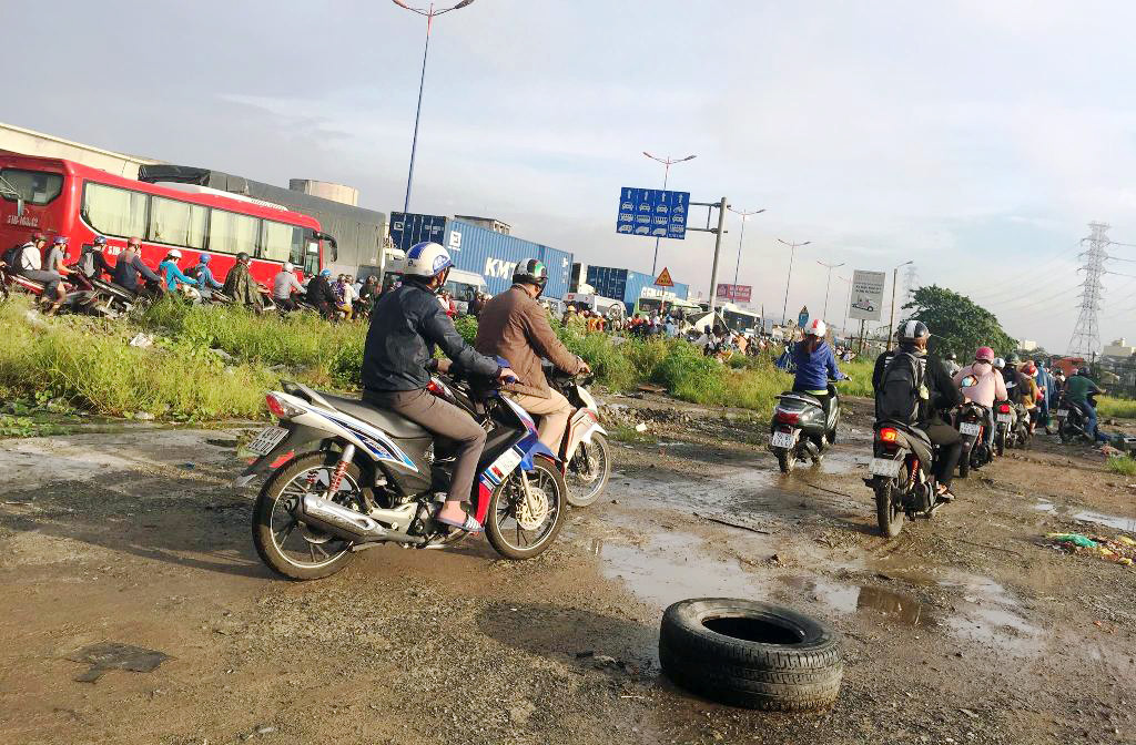 Ngập nước kẹt xe bủa vây, người Sài Gòn như hóa điên vì “chôn chân” trên đường - 19