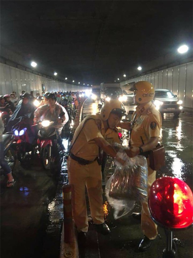 2 chiến sĩ CSGT phát áo mưa cho người Sài Gòn và bác tài xe rác tặng áo mưa cho anh công an: Vòng tròn của những điều tử tế - Ảnh 2.