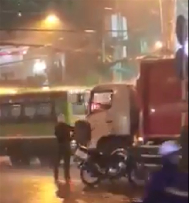2 chiến sĩ CSGT phát áo mưa cho người Sài Gòn và bác tài xe rác tặng áo mưa cho anh công an: Vòng tròn của những điều tử tế - Ảnh 3.