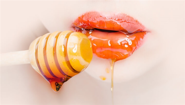 
Mật ong có tính oxy hóa cao nên sẽ loại bỏ các tế bào gây hại, làm thâm da, kích thích sản sinh tế bào mới, khiến đôi môi luôn sáng bóng, hồng hào.