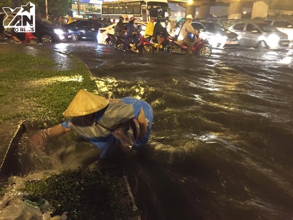 TP.HCM: Mưa cực lớn kèm sét dữ dội khiến nhiều quận nội thành ngập trong biển nước