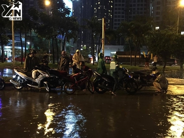 
Tuyến đường Phạm Văn Đồng ngập nặng