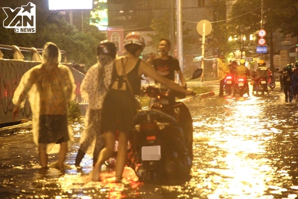 TP.HCM: Mưa cực lớn kèm sét dữ dội khiến nhiều quận nội thành ngập trong biển nước