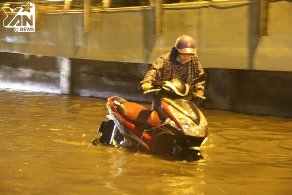 
Nước ngập quá bánh xe tại đường Nguyễn Hữu Cảnh