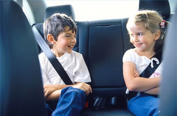 Câu chuyện 2 em bé an toàn trong chiếc xe bẹp dúm: Dành thêm 2 phút cho con để không phải hối hận cả đời - Ảnh 3.