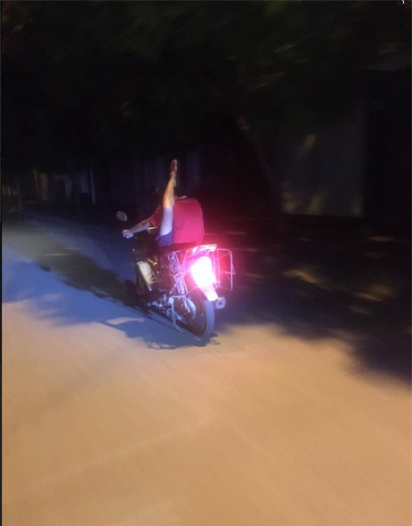 Chàng trai và chiếc xe máy gây ồn ào trên đường phố Hà Nội - Ảnh 2.