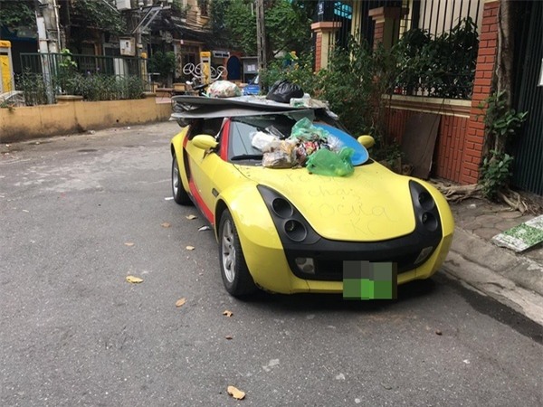 Đỗ xe thiếu ý thức, tài xế Smart Roadster nhận ngay món quà đắt giá - Ảnh 1.
