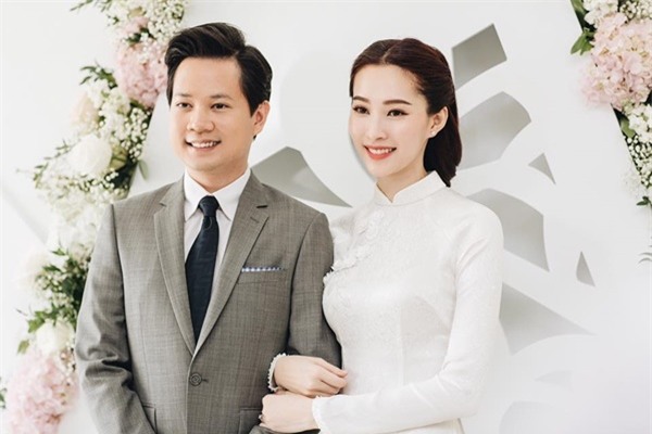 Hoa hậu Đặng Thu Thảo đẹp rạng rỡ bên chồng trong lễ ăn hỏi tại nhà riêng-1