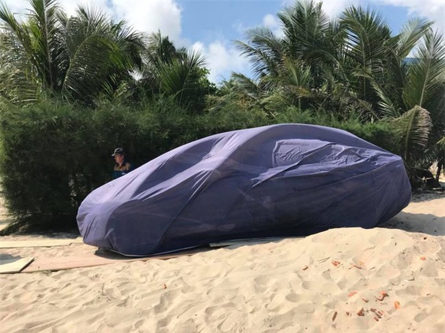 Clip: Kỷ niệm 4 năm ngày cưới, đại gia Minh Nhựa mang chiếc Jaguar XF gần 4 tỷ đồng ra bãi biển Phan Thiết làm quà tặng vợ - Ảnh 1.