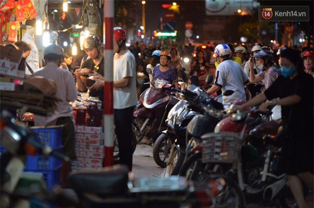 Người dân Hà Nội đổ xô ra vỉa hè mua bánh Trung thu đại hạ giá 15.000 đồng/cái, giao thông hỗn loạn - Ảnh 1.