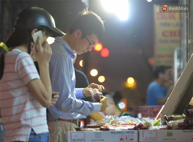 Người dân Hà Nội đổ xô ra vỉa hè mua bánh Trung thu đại hạ giá 15.000 đồng/cái, giao thông hỗn loạn - Ảnh 11.