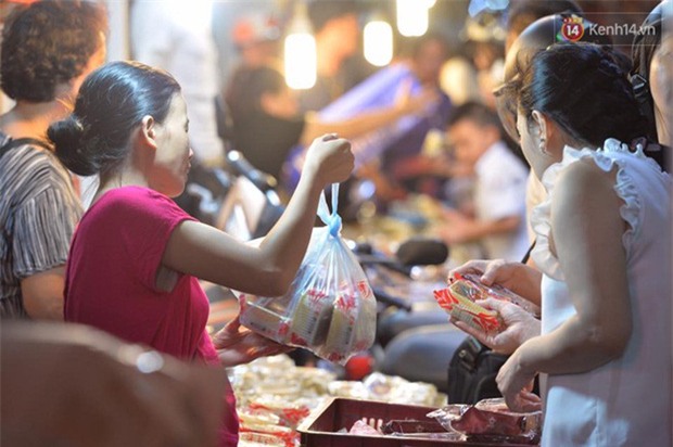 Người dân Hà Nội đổ xô ra vỉa hè mua bánh Trung thu đại hạ giá 15.000 đồng/cái, giao thông hỗn loạn - Ảnh 3.