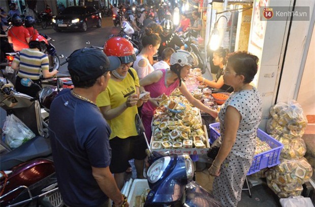 Người dân Hà Nội đổ xô ra vỉa hè mua bánh Trung thu đại hạ giá 15.000 đồng/cái, giao thông hỗn loạn - Ảnh 4.