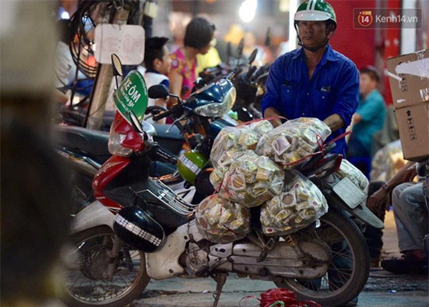 Người dân Hà Nội đổ xô ra vỉa hè mua bánh Trung thu đại hạ giá 15.000 đồng/cái, giao thông hỗn loạn - Ảnh 6.