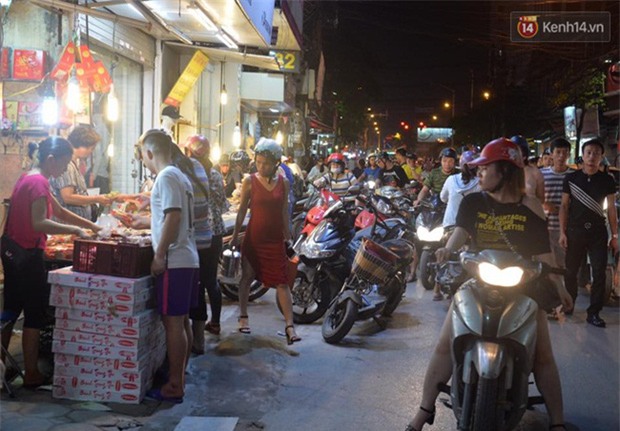 Người dân Hà Nội đổ xô ra vỉa hè mua bánh Trung thu đại hạ giá 15.000 đồng/cái, giao thông hỗn loạn - Ảnh 7.