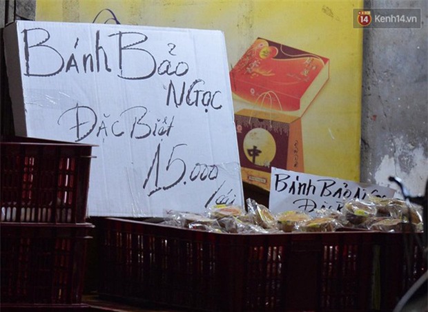 Người dân Hà Nội đổ xô ra vỉa hè mua bánh Trung thu đại hạ giá 15.000 đồng/cái, giao thông hỗn loạn - Ảnh 8.