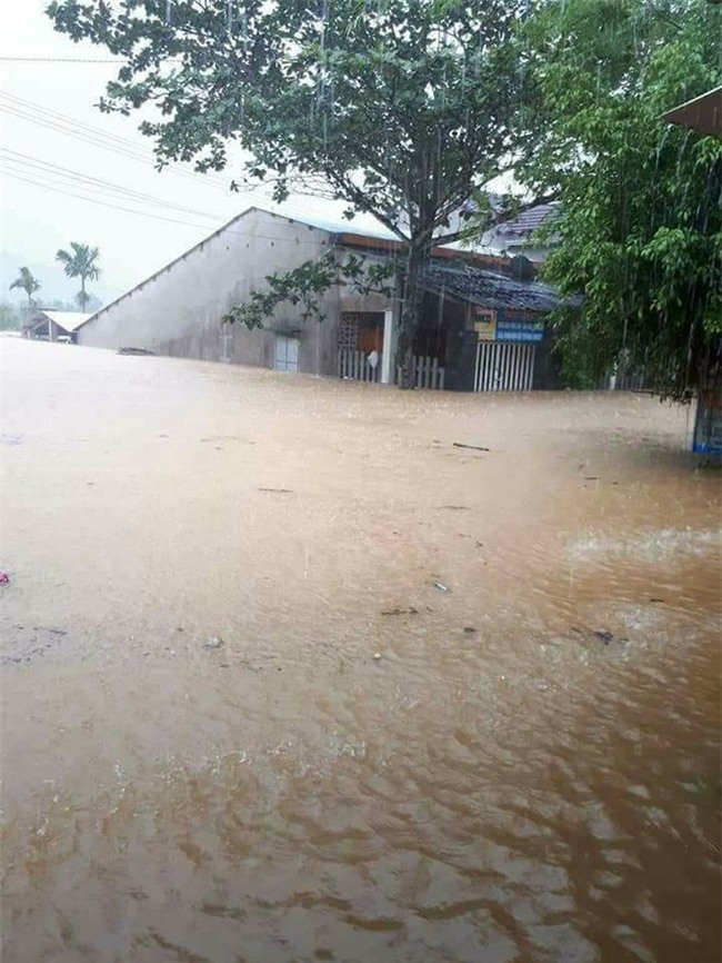 Bi hài ngày mưa lũ: Đang ăn cơm thì nước tràn ngập mâm, một nhà có điện cả làng được nhờ sạc điện thoại - Ảnh 4.