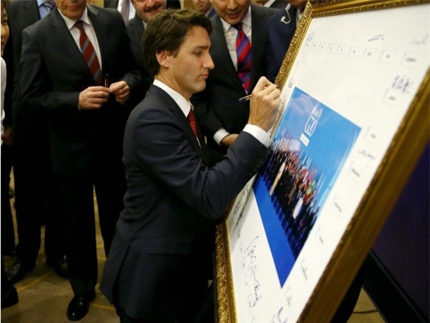 Đi công du tới đâu, Thủ tướng Justin Trudeau cũng phong thái ngời ngời, thu hút mọi ánh nhìn từ mọi người - Ảnh 2.