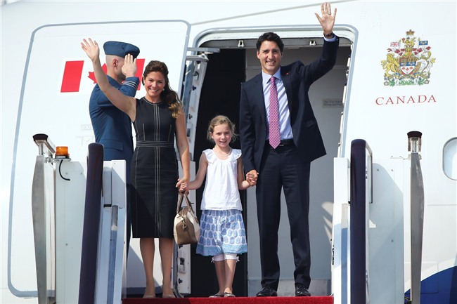 Đi công du tới đâu, Thủ tướng Justin Trudeau cũng phong thái ngời ngời, thu hút mọi ánh nhìn từ mọi người - Ảnh 4.