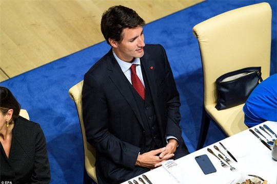 Đi công du tới đâu, Thủ tướng Justin Trudeau cũng phong thái ngời ngời, thu hút mọi ánh nhìn từ mọi người - Ảnh 7.