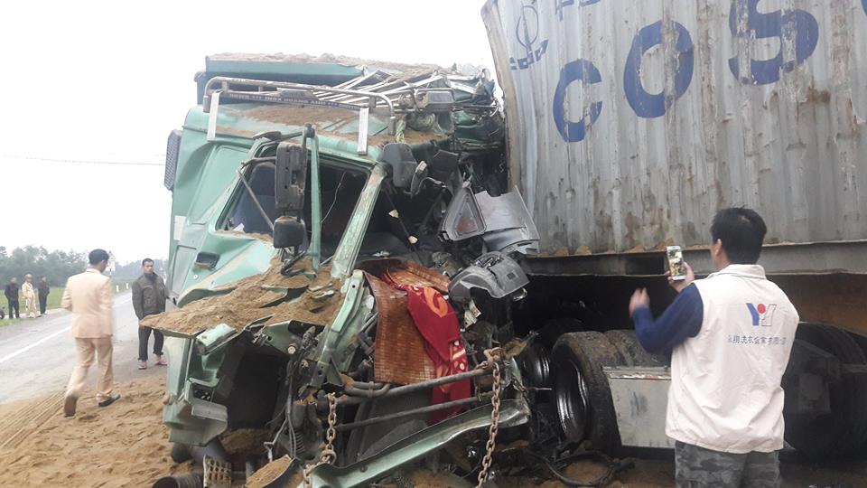 Xe container,xe tải đấu đầu,tài xế mắc kẹt,TNGT,Hà Tĩnh,dân phá cửa xe cứu tài xế