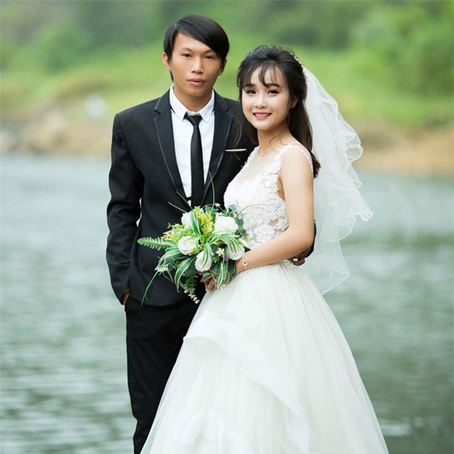 Tổ chức đám cưới trong ngày mưa ngập, cặp đôi đã có hành động khiến người ta bật cười - Ảnh 2.