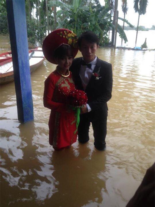 Tổ chức đám cưới trong ngày mưa ngập, cặp đôi đã có hành động khiến người ta bật cười - Ảnh 8.