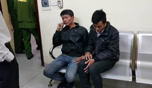 CSGT Hà Nội chạy bộ bắt 2 tên cướp trong đêm - Ảnh 1.