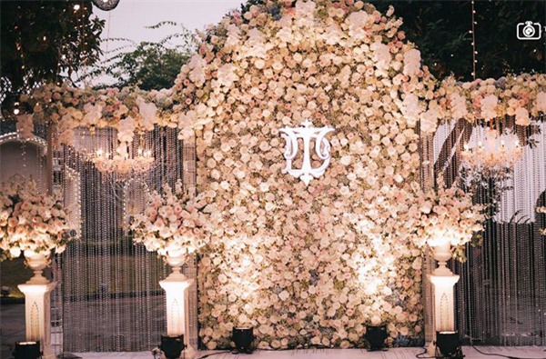 Đám cưới sang chảnh với 10.000 bông hoa tươi và váy đính 5.000 kim sa của cô dâu 9X xinh đẹp - Ảnh 2.