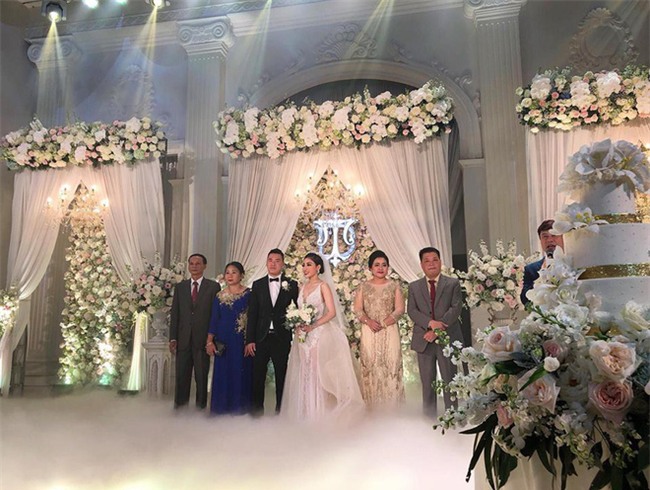 Đám cưới sang chảnh với 10.000 bông hoa tươi và váy đính 5.000 kim sa của cô dâu 9X xinh đẹp - Ảnh 13.