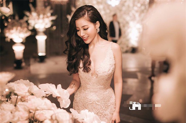 Đám cưới sang chảnh với 10.000 bông hoa tươi và váy đính 5.000 kim sa của cô dâu 9X xinh đẹp - Ảnh 19.