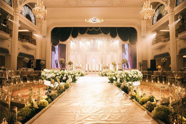 Đám cưới sang chảnh với 10.000 bông hoa tươi và váy đính 5.000 kim sa của cô dâu 9X xinh đẹp - Ảnh 20.