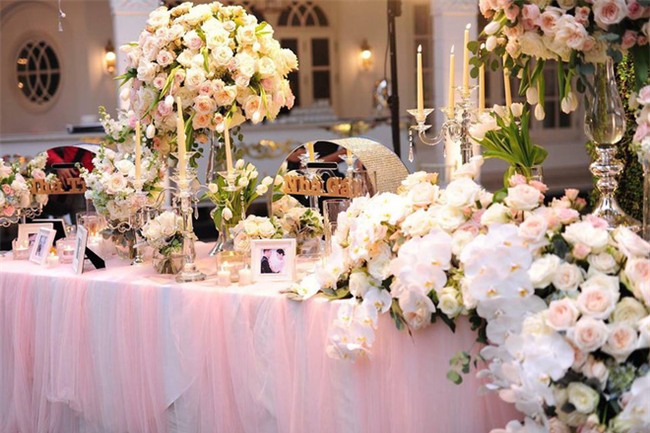 Đám cưới sang chảnh với 10.000 bông hoa tươi và váy đính 5.000 kim sa của cô dâu 9X xinh đẹp - Ảnh 3.
