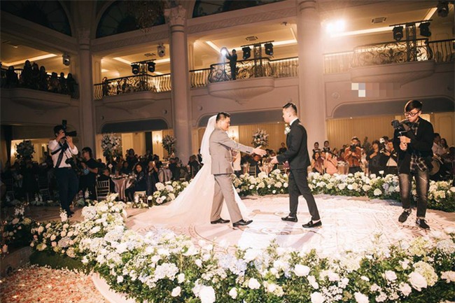 Đám cưới sang chảnh với 10.000 bông hoa tươi và váy đính 5.000 kim sa của cô dâu 9X xinh đẹp - Ảnh 10.