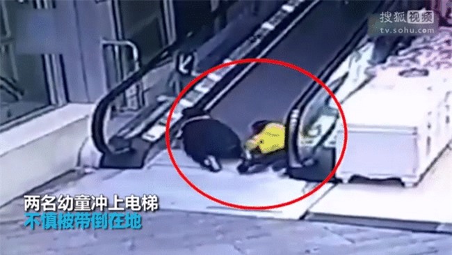 Trung Quốc: Ngã trên thang cuốn, bé mẫu giáo bị kẹp đứt tay - Ảnh 2.