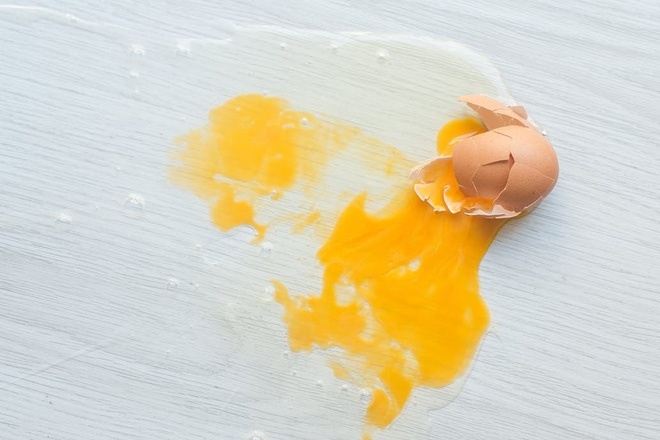Trứng vỡ dọn không kỹ tanh khủng khiếp, nhưng chỉ cần làm 3 bước sau là nhà thơm tho ngay 