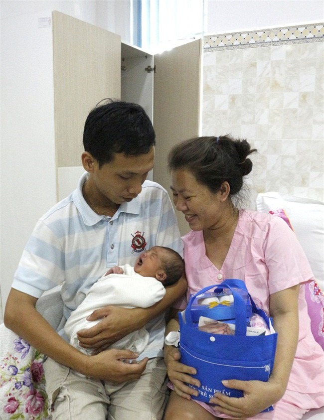 Cần Thơ: Vừa lọt lòng, bé trai sơ sinh thụ tinh trong ống nghiệm đã vẫy tay chào bác sĩ
