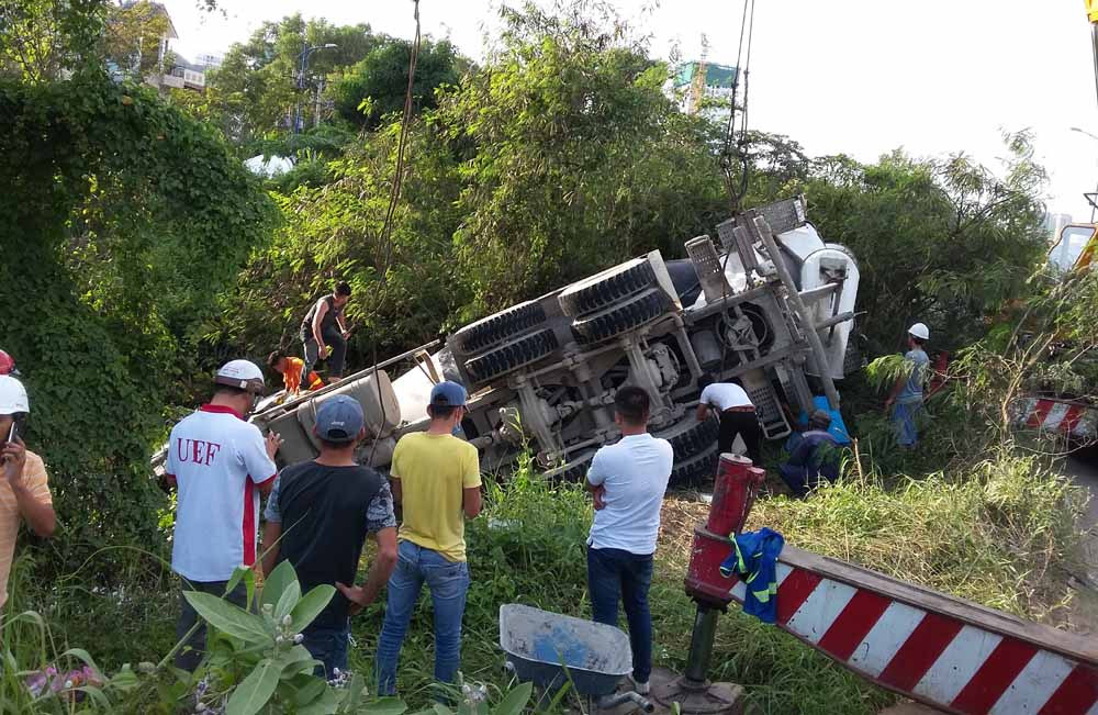 tai nạn,tai nạn giao thông,xe bồn lật,Sài Gòn