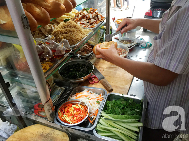 Xe bánh mì ngon nức tiếng Sài Gòn của bà Tư Trầu: 60 năm tuổi đời vẫn làm mê lòng những thực khách sành ăn - Ảnh 10.