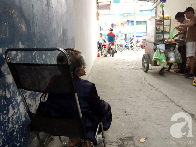 Xe bánh mì ngon nức tiếng Sài Gòn của bà Tư Trầu: 60 năm tuổi đời vẫn làm mê lòng những thực khách sành ăn - Ảnh 15.