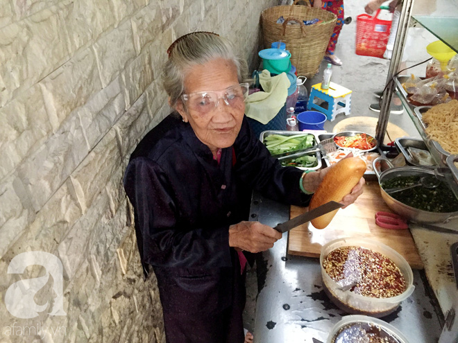 Xe bánh mì ngon nức tiếng Sài Gòn của bà Tư Trầu: 60 năm tuổi đời vẫn làm mê lòng những thực khách sành ăn - Ảnh 4.