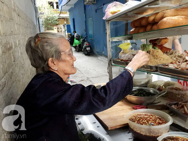 Xe bánh mì ngon nức tiếng Sài Gòn của bà Tư Trầu: 60 năm tuổi đời vẫn làm mê lòng những thực khách sành ăn - Ảnh 2.