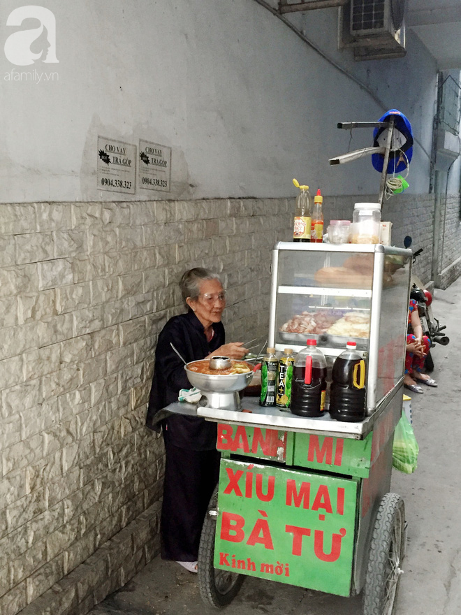 Xe bánh mì ngon nức tiếng Sài Gòn của bà Tư Trầu: 60 năm tuổi đời vẫn làm mê lòng những thực khách sành ăn - Ảnh 13.
