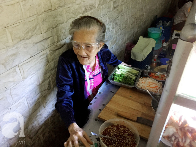 Xe bánh mì ngon nức tiếng Sài Gòn của bà Tư Trầu: 60 năm tuổi đời vẫn làm mê lòng những thực khách sành ăn - Ảnh 6.